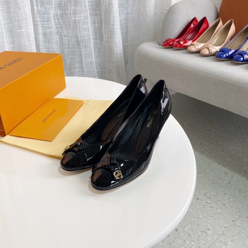 Full silhouette view of Louis Vuitton luxury piece style No.163