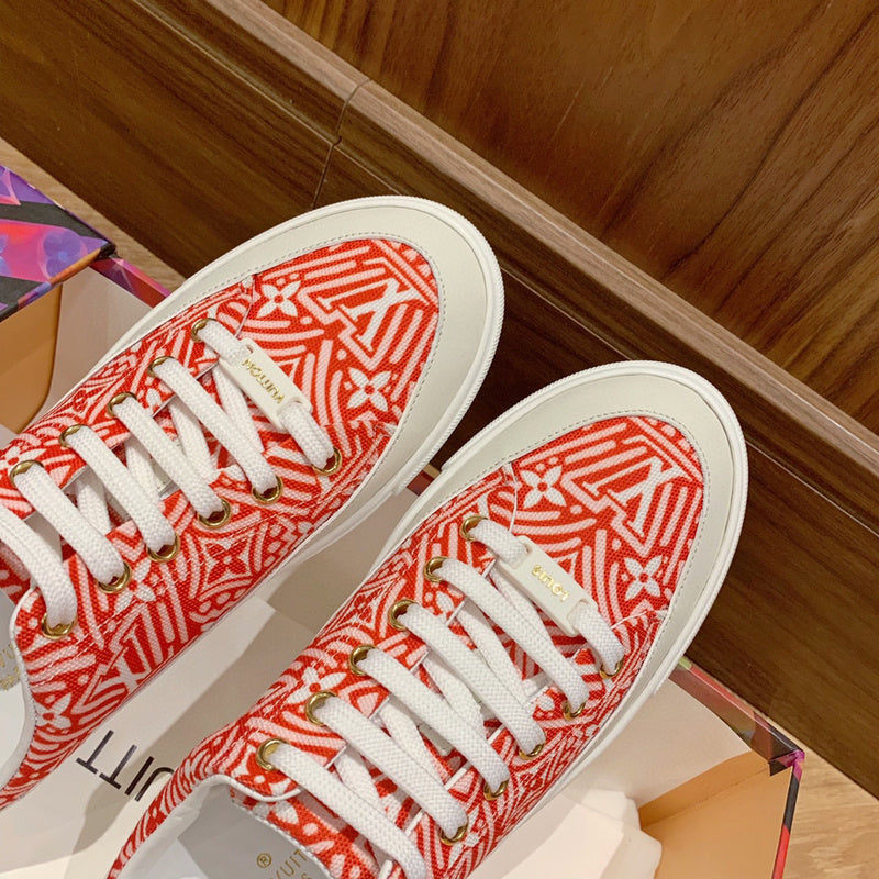 Texture and finish detail of Louis Vuitton luxury piece style No.066