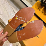 Front view of Louis Vuitton luxury piece style No.077