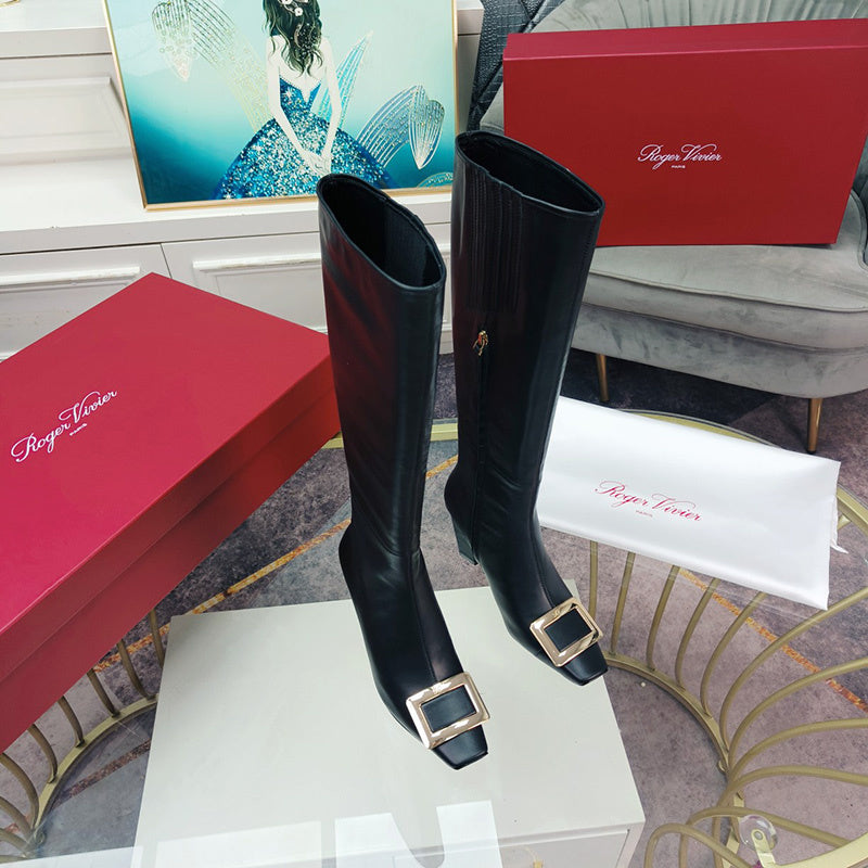 Three-quarter angle view of Roger Vivier luxury piece style No.086