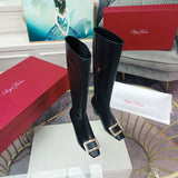 Three-quarter angle view of Roger Vivier luxury piece style No.086