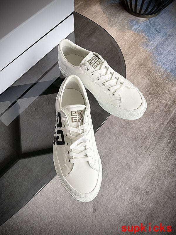 Givenchy shoes Style 007 - close-up of bold signature style