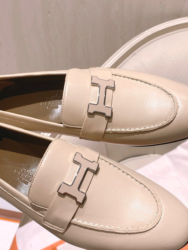 Hermès Grey Bow-Detail Flats - Side Profile View