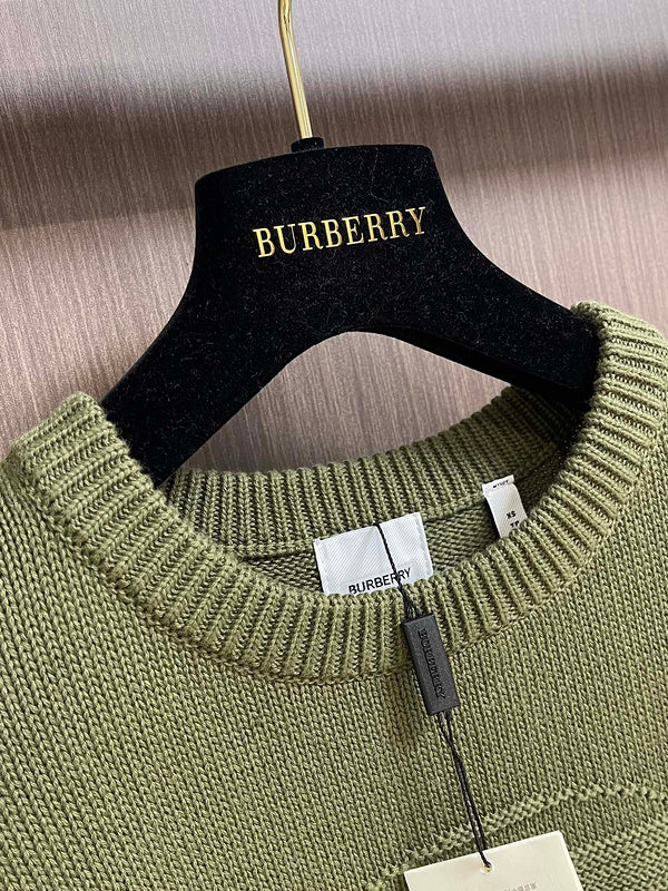 Texture and finish detail of Burberry luxury piece style No.442