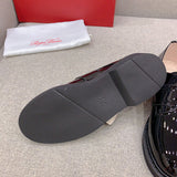 Three-quarter angle view of Roger Vivier luxury piece style No.090