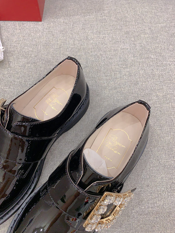 Side profile view of Roger Vivier luxury piece style No.090