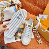Front view of Louis Vuitton luxury piece style No.043