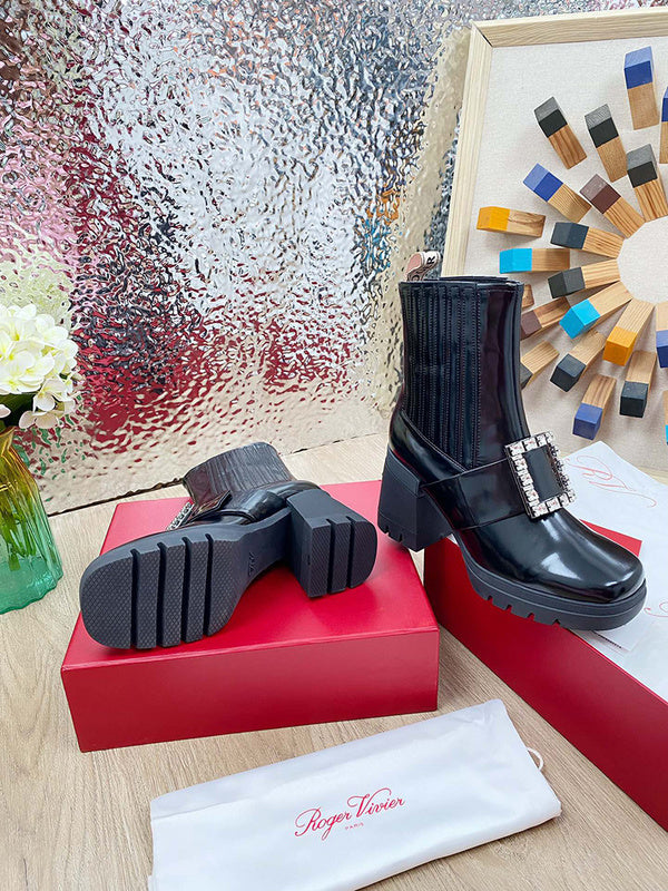 Styling view of Roger Vivier luxury piece style No.079