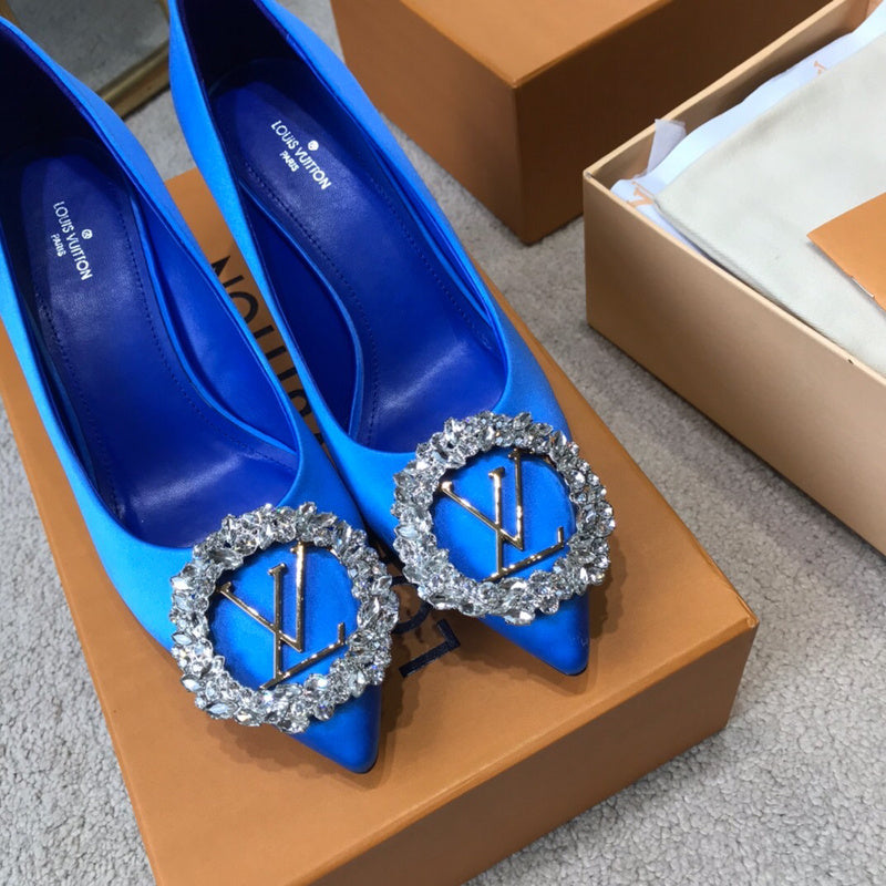 Three-quarter angle view of Louis Vuitton luxury piece style No.081