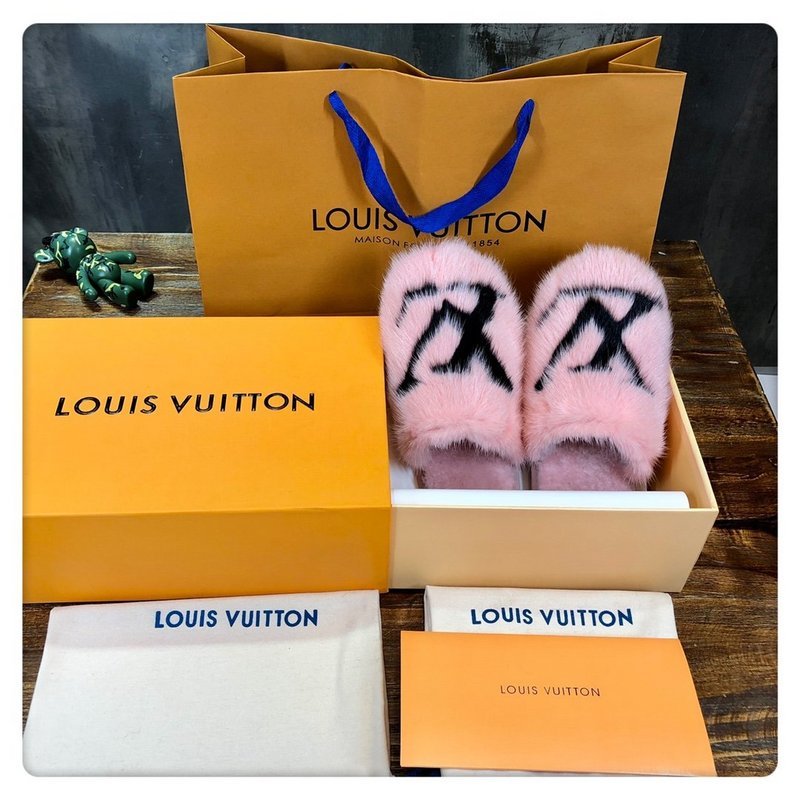 Back view of Louis Vuitton luxury piece style No.128