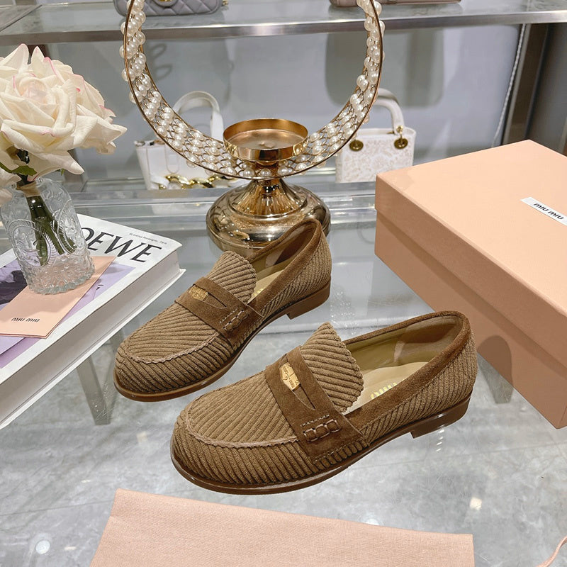 Side profile view of Miu Miu luxury piece style No.094