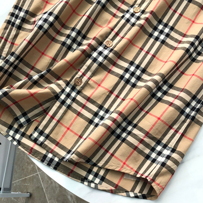 Texture and finish detail of Burberry luxury piece style No.064