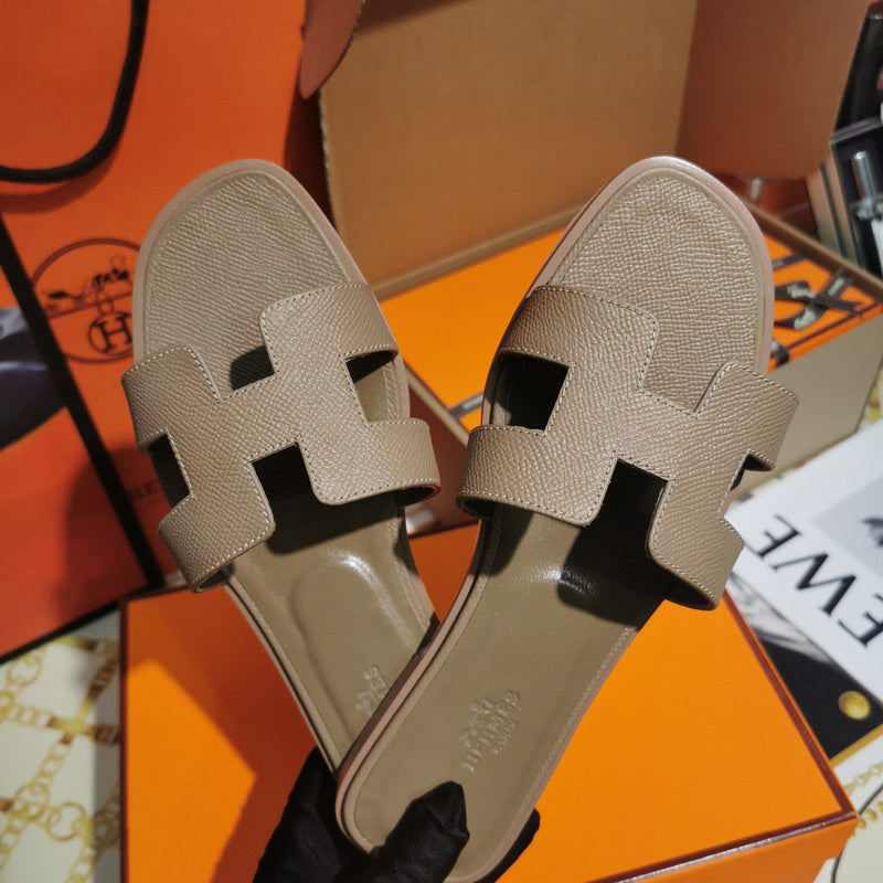 Hermès Black Flat Thong Sandals - Close-Up Texture View
