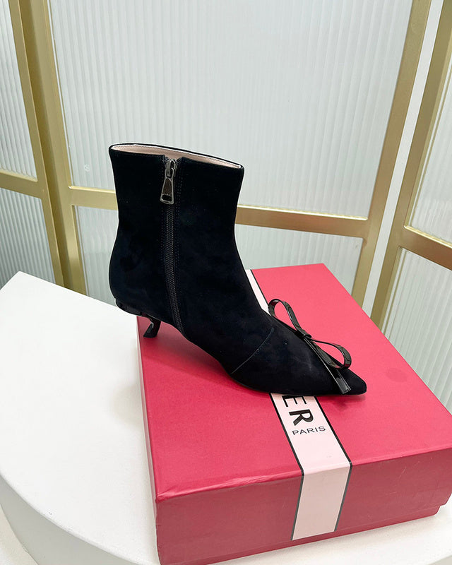 Styling view of Roger Vivier luxury piece style No.078
