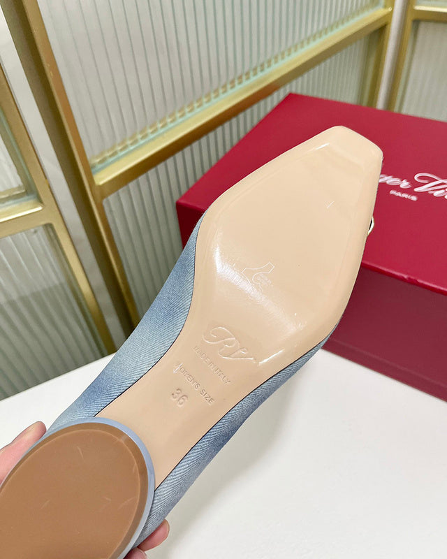 Side profile view of Roger Vivier luxury piece style No.103