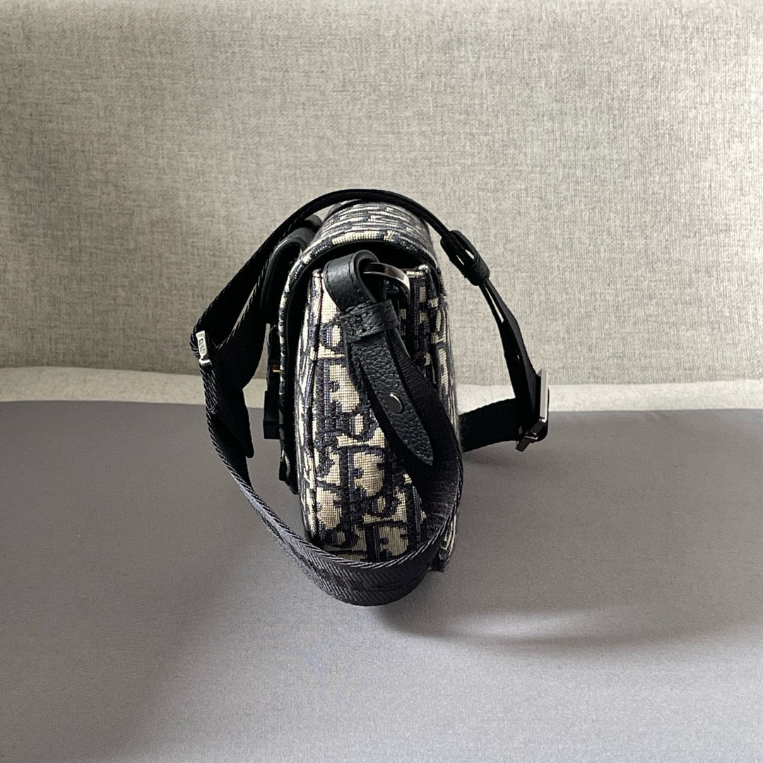 Dior Bags- Dior Saddle Messenger Bag Elegant Everyday Designer Handbag
