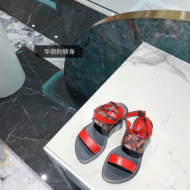 Three-quarter angle view of Louis Vuitton luxury piece style No.062