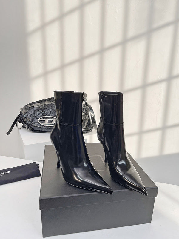 Three-quarter angle view of Saint Laurent luxury piece style No.047