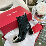 Three-quarter angle view of Roger Vivier luxury piece style No.062