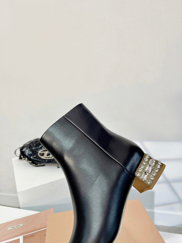 Three-quarter angle view of Miu Miu luxury piece style No.095