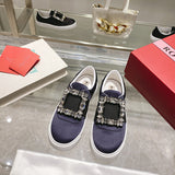 Three-quarter angle view of Roger Vivier luxury piece style No.047