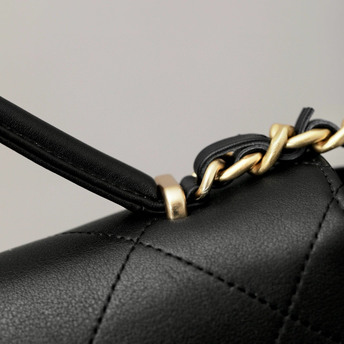 Chanel 25S Medium Bag detail shot – authentic designer craftsmanship