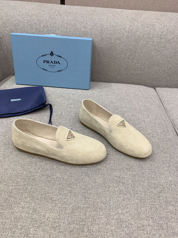 Side profile view of Prada luxury piece style No.122