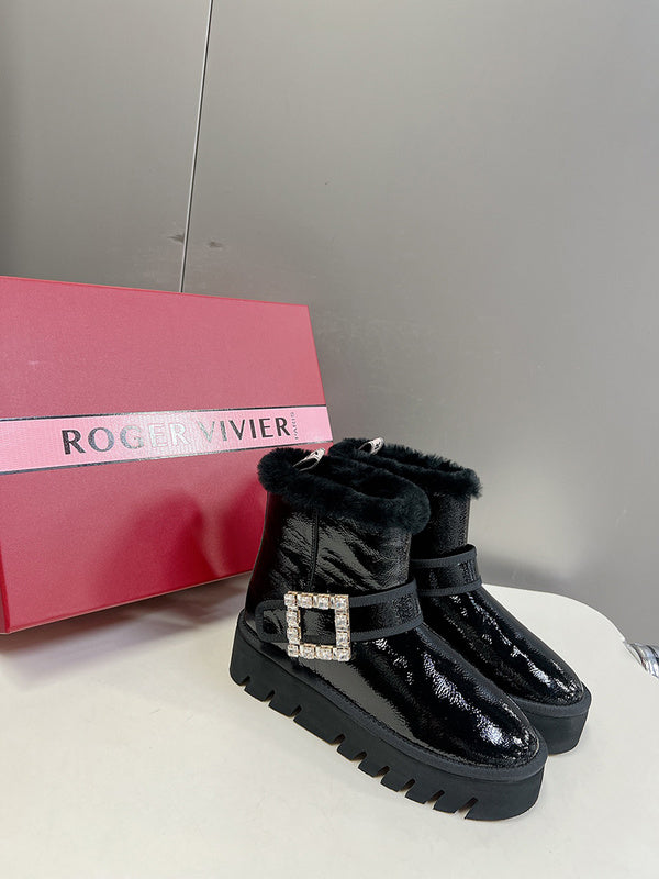 Side profile view of Roger Vivier luxury piece style No.077