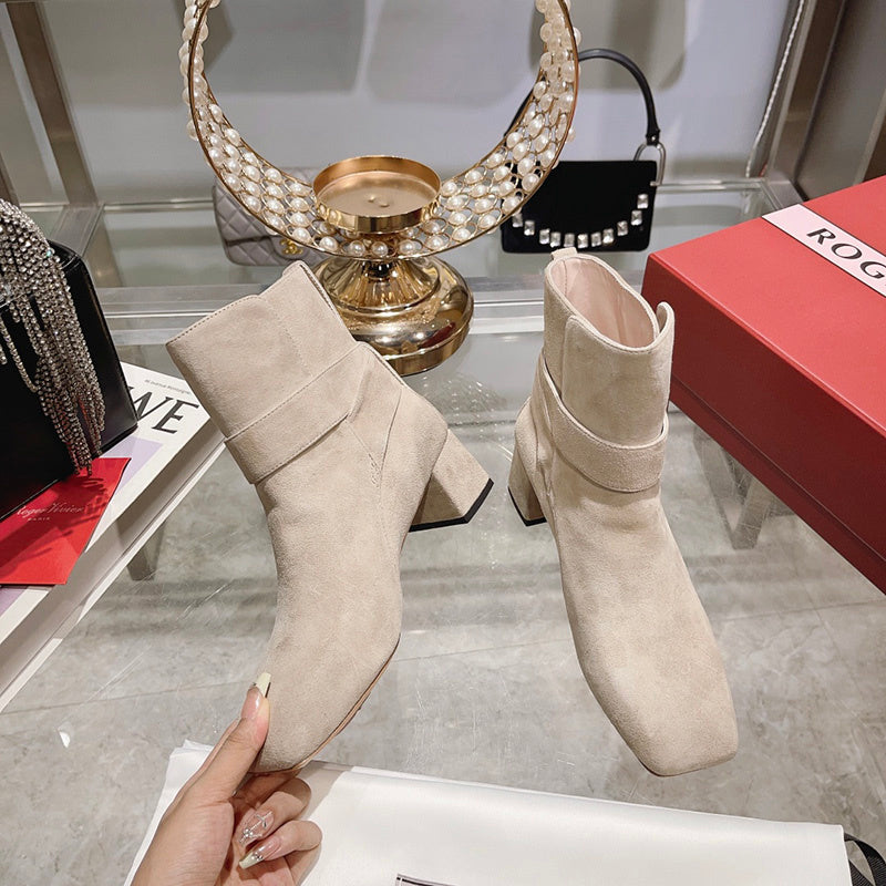 Three-quarter angle view of Roger Vivier luxury piece style No.110