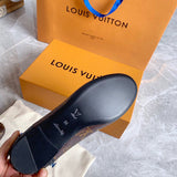 Front view of Louis Vuitton luxury piece style No.052