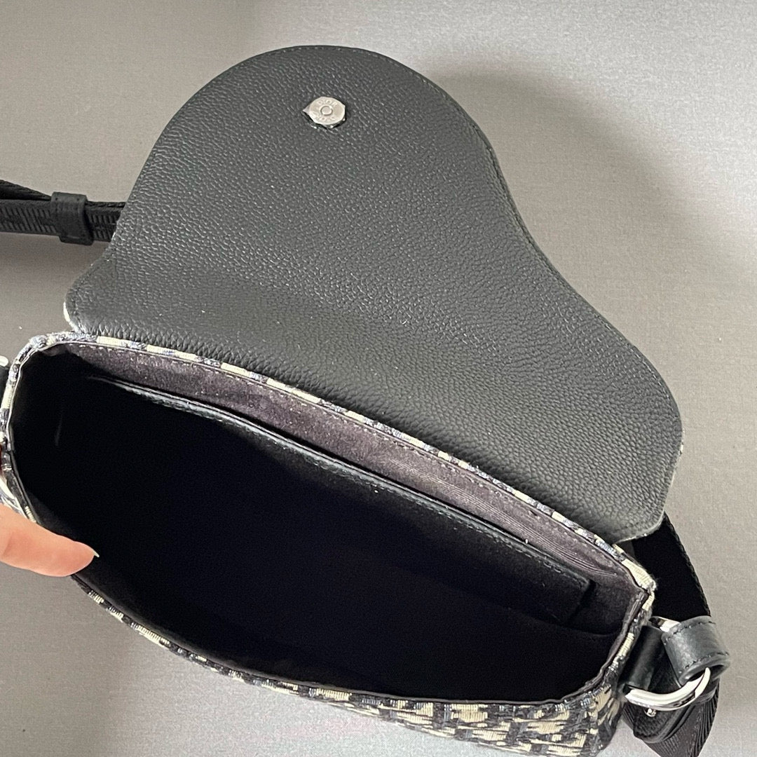 Dior Bags- Dior Saddle Messenger Bag Elegant Everyday Designer Handbag