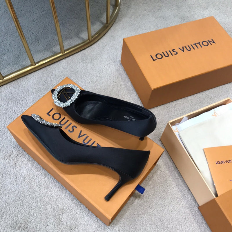 Three-quarter angle view of Louis Vuitton luxury piece style No.081