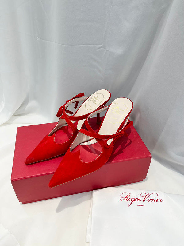 Full silhouette view of Roger Vivier luxury piece style No.046