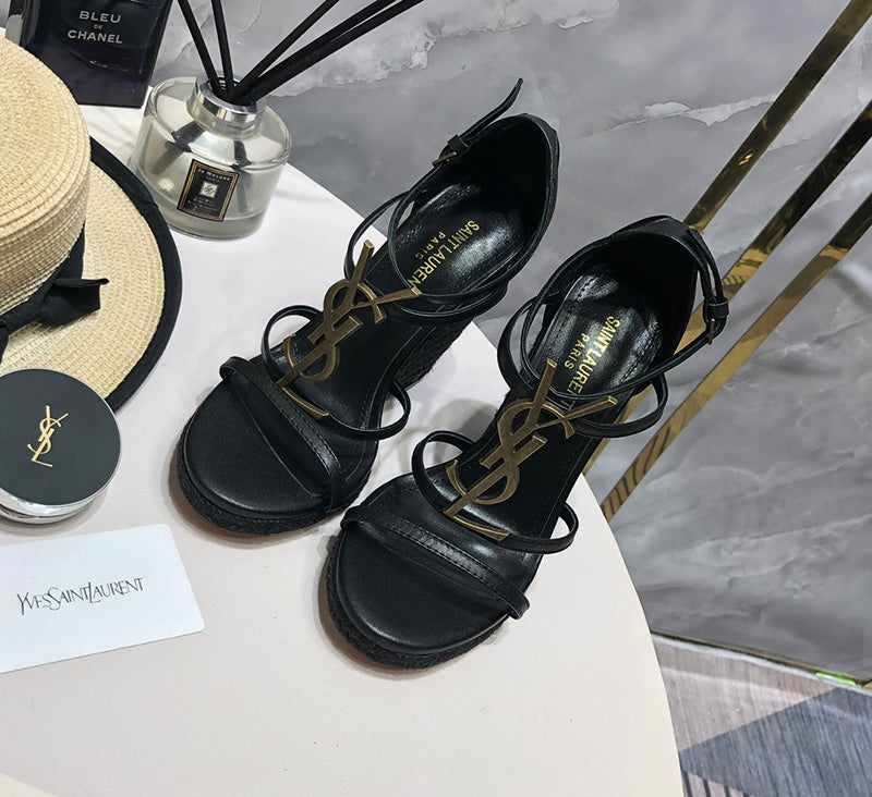 Styling view of Saint Laurent luxury piece style No.059