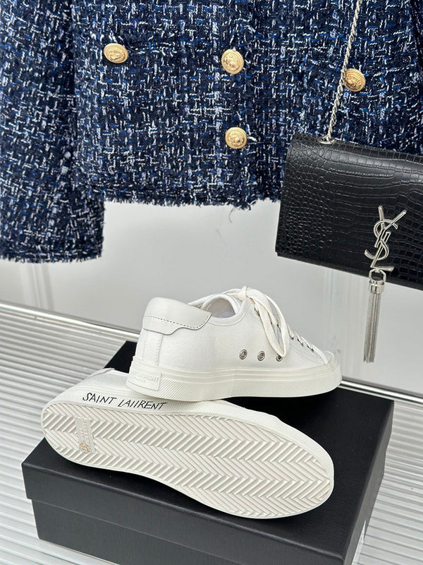 Three-quarter angle view of Saint Laurent luxury piece style No.024