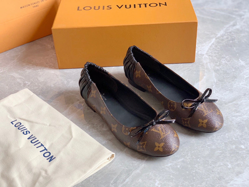 Side profile view of Louis Vuitton luxury piece style No.052