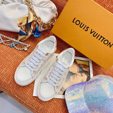 Front view of Louis Vuitton luxury piece style No.041