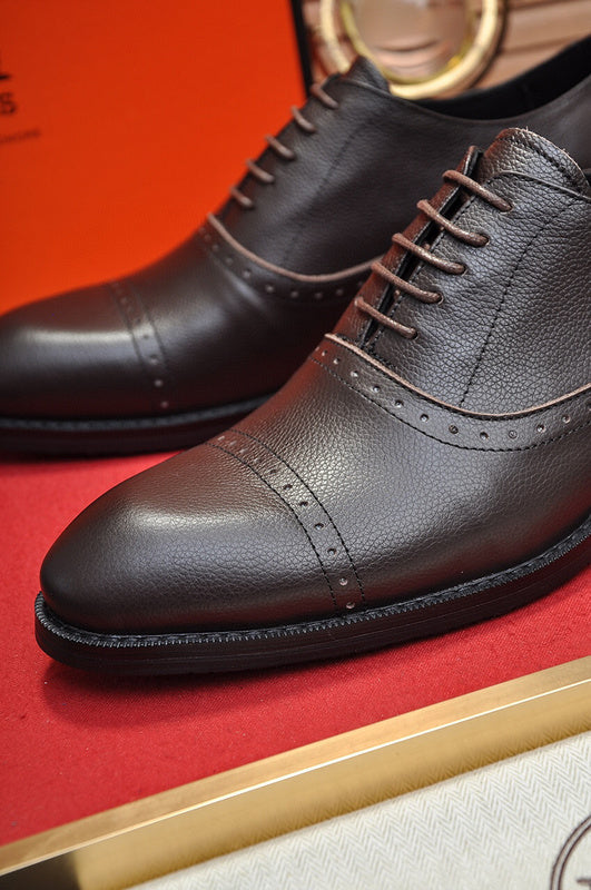 Hermes shoes Style 075 - close-up of bold signature style