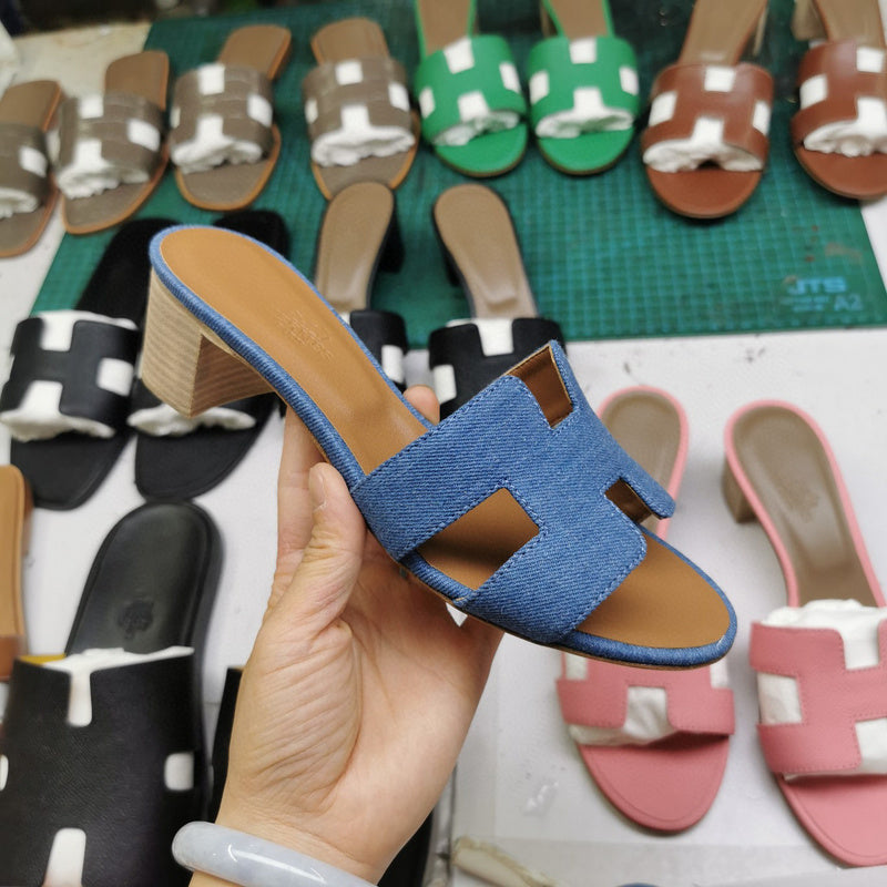 Hermès Beige Platform Sandals - Heel Detail View