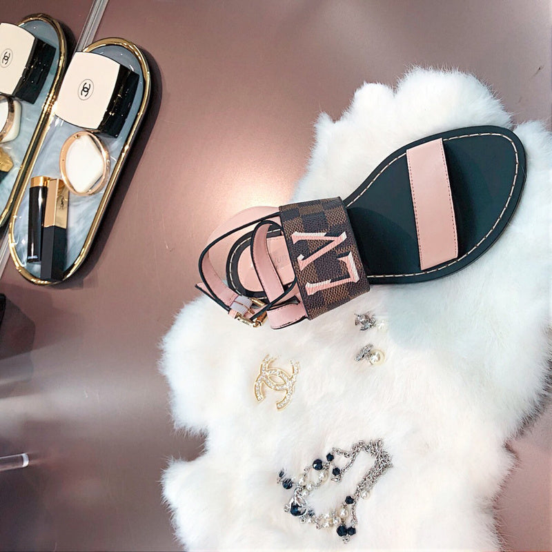 Three-quarter angle view of Louis Vuitton luxury piece style No.061
