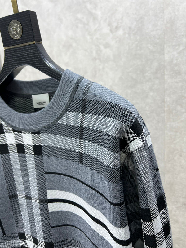Three-quarter angle view of Burberry luxury piece style No.334