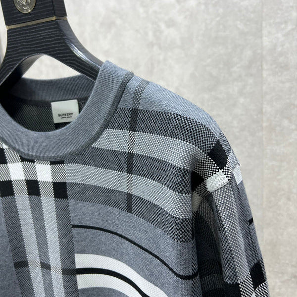Three-quarter angle view of Burberry luxury piece style No.334