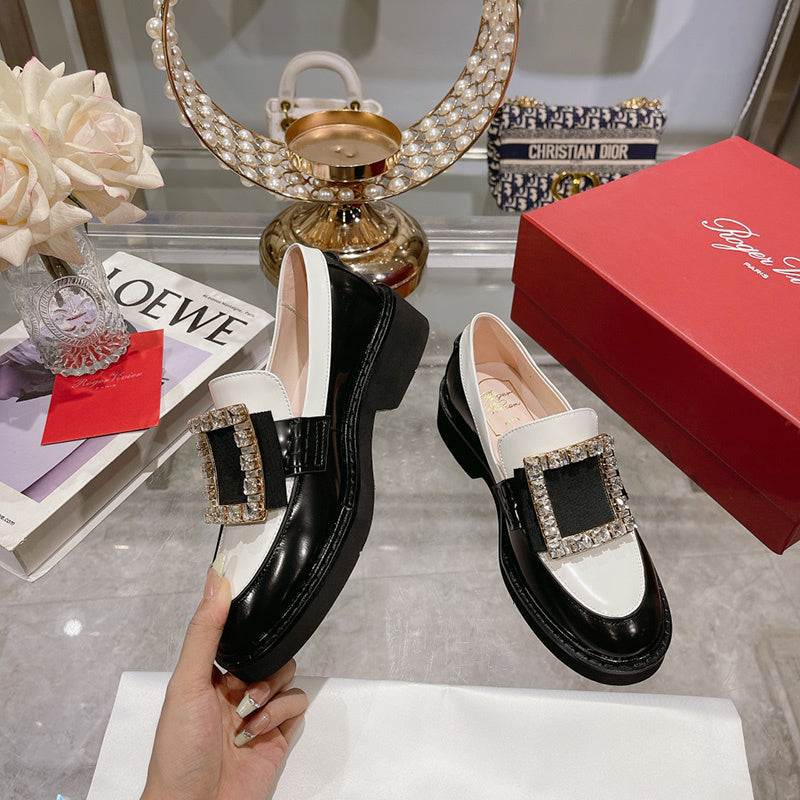 Side profile view of Roger Vivier luxury piece style No.076