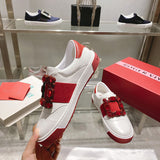 Three-quarter angle view of Roger Vivier luxury piece style No.047