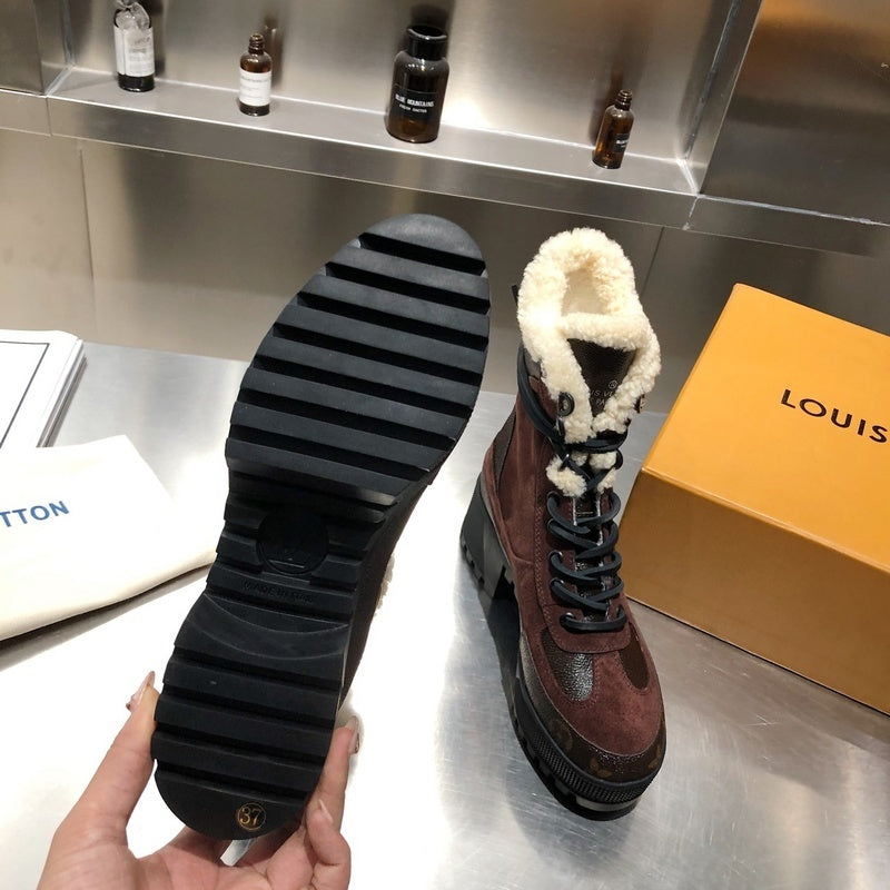 Side profile view of Louis Vuitton luxury piece style No.157
