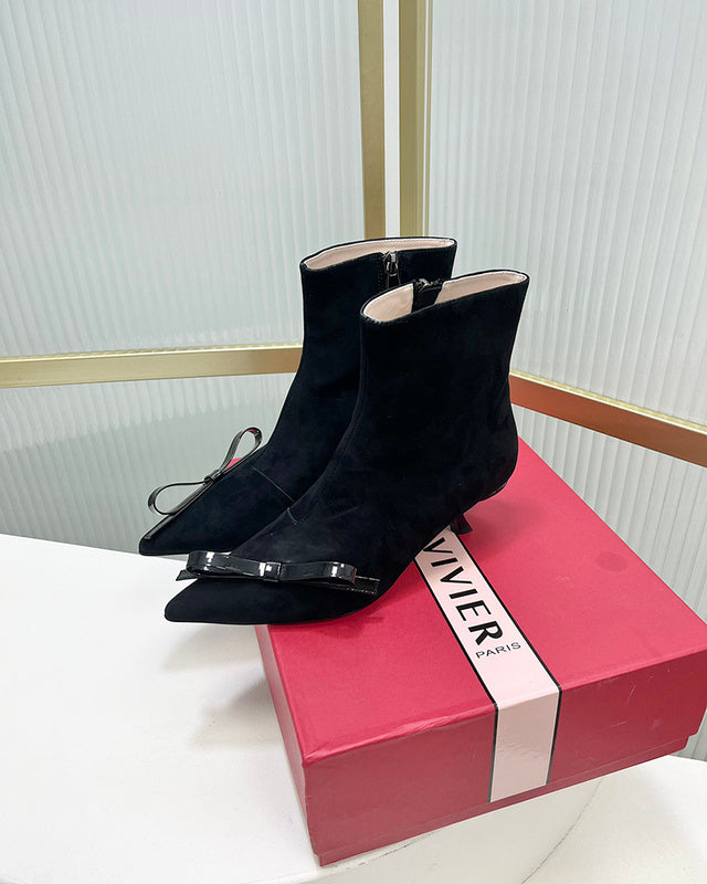 Front view of Roger Vivier luxury piece style No.060