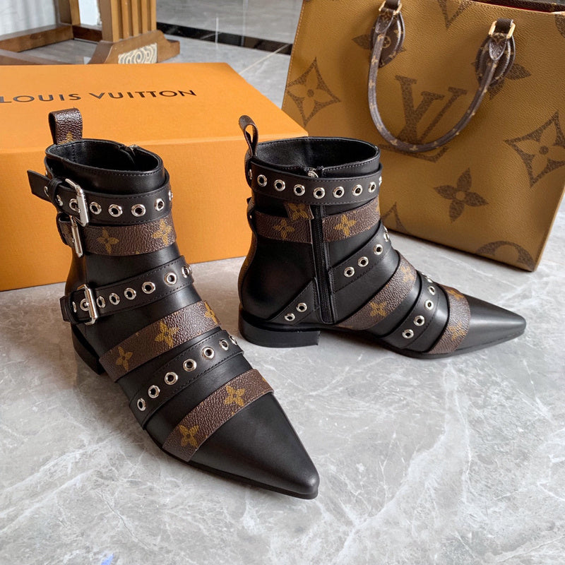 Three-quarter angle view of Louis Vuitton luxury piece style No.027