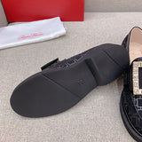 Three-quarter angle view of Roger Vivier luxury piece style No.092