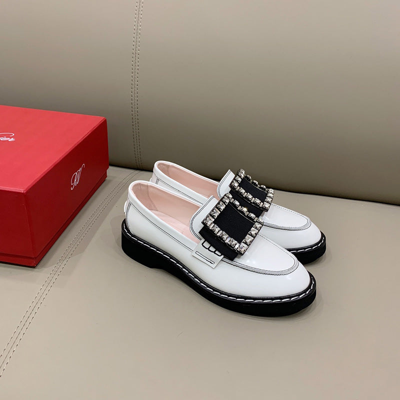Full silhouette view of Roger Vivier luxury piece style No.075