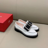 Full silhouette view of Roger Vivier luxury piece style No.075